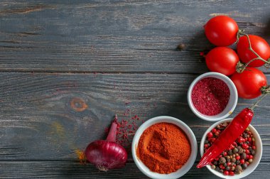 Ahşap arka plan üzerinde çeşitli baharatlar ile kase