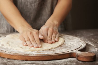 Mutfak, closeup tablo pizza hamur hazırlama kadın