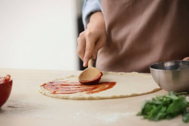 Mutfak masasında pizza hazırlama kadın