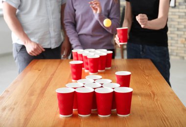 Oynayanlar bira pong bar