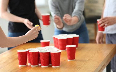 Bira masa tenisi oynarken arkadaşlar kadınla çubuk