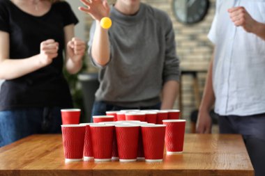 Oynayanlar bira pong bar