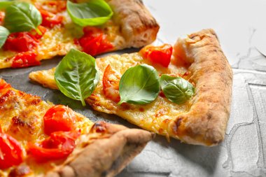 Dokulu arka plan, closeup lezzetli pizza yiyelim