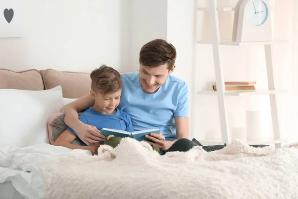 Padre Hijo Leyendo Libro Juntos Casa — Foto de Stock