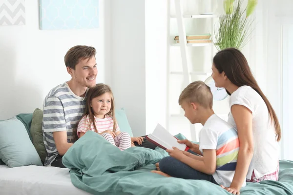 幸福家庭一起读书在家庭里 — 图库照片