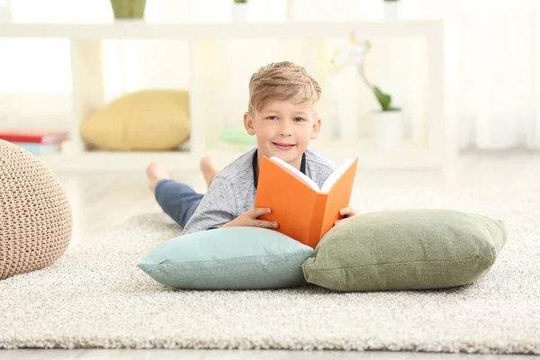 Kleiner Junge Liest Buch Hause — Stockfoto