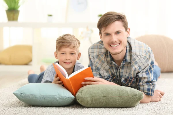Baba Oğlu Birlikte Evde Kitap Okuma — Stok fotoğraf