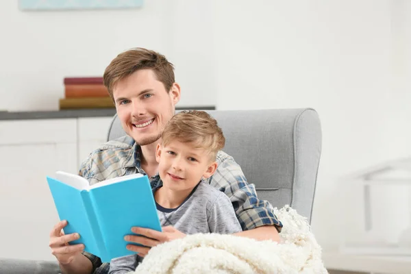 父亲和儿子在家一起看书 — 图库照片