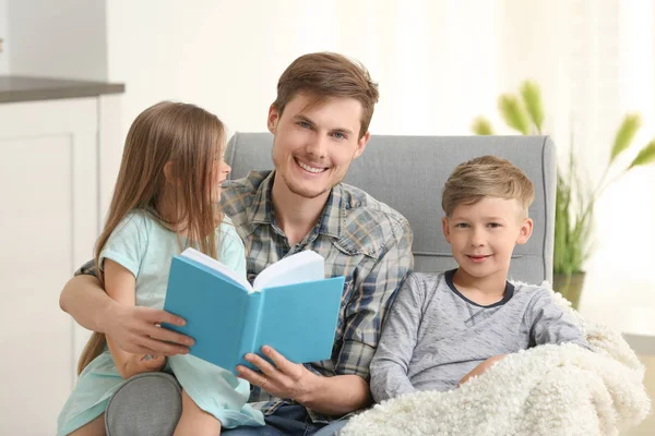 Pai Seus Filhos Lendo Livro Juntos Casa — Fotografia de Stock