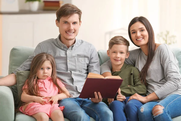 Gelukkige Familie Lezen Boek Samen Thuis — Stockfoto
