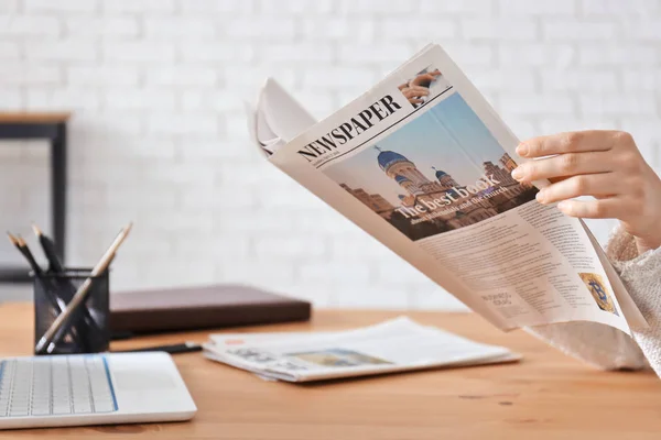 Mujer Joven Leyendo Periódico Mesa Interior — Foto de Stock