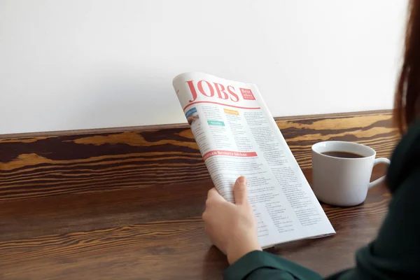 Ung Kvinna Läsa Tidningen När Man Dricker Kaffe Vid Bord — Stockfoto