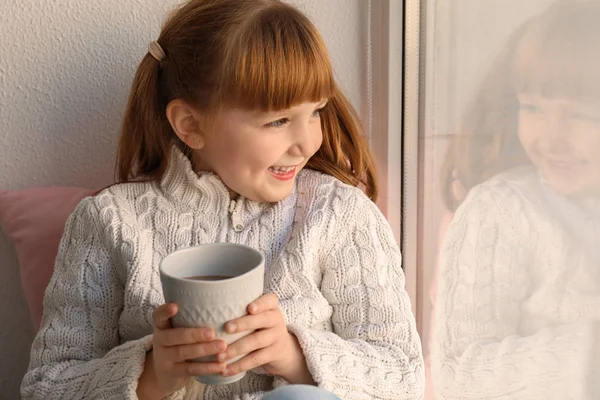 Linda Niña Con Taza Bebida Caliente Cacao Cerca Ventana — Foto de Stock