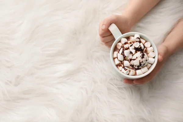 Handen Van Klein Meisje Met Een Kop Warme Chocolademelk Drinken — Stockfoto