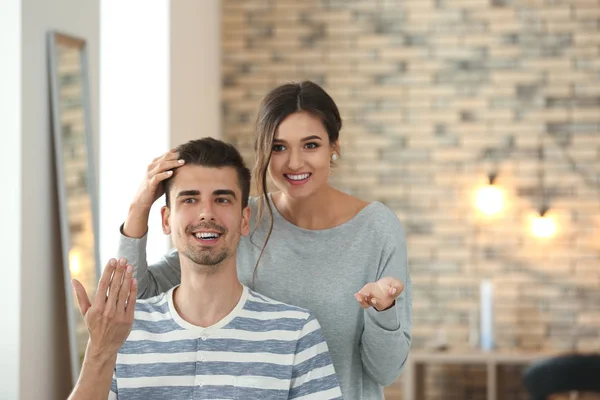 Professioneller Friseur Arbeitet Mit Klient Schönheitssalon — Stockfoto