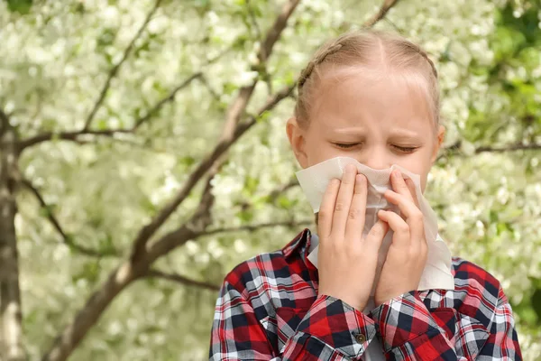 Gadis Kecil Dengan Wiper Hidung Dekat Pohon Mekar Konsep Alergi — Stok Foto