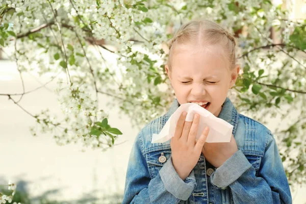 Petite Fille Avec Essuie Nez Près Arbre Fleurs Concept Allergie — Photo