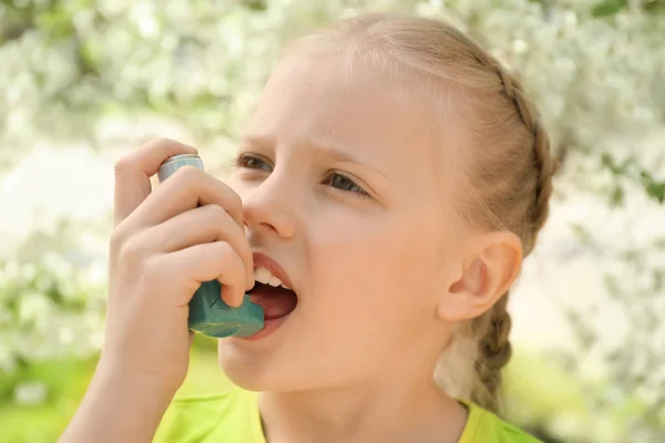 Gadis Kecil Menggunakan Inhaler Dekat Pohon Mekar Konsep Alergi — Stok Foto