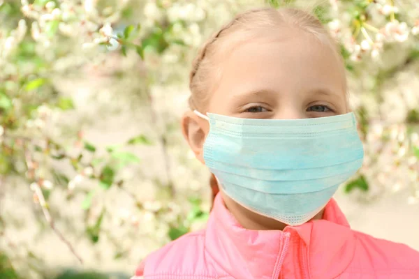 Gadis Kecil Bertopeng Pelindung Dekat Pohon Yang Mekar Konsep Alergi — Stok Foto