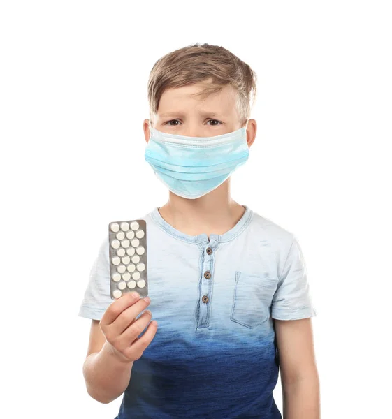 Маленький Хлопчик Захисній Масці Тримає Таблетки Білому Тлі Концепція Алергії — стокове фото