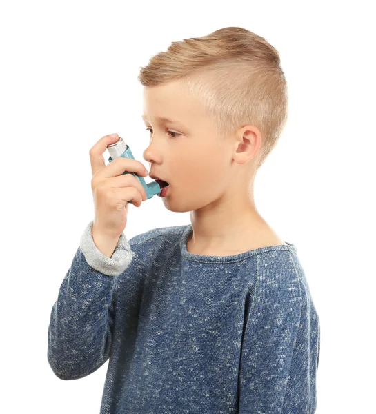 Niño Pequeño Usando Inhalador Sobre Fondo Blanco Concepto Alergia —  Fotos de Stock