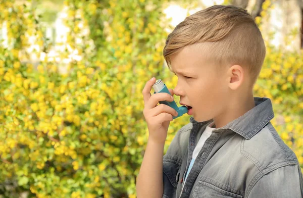 Niño Pequeño Usando Inhalador Cerca Del Árbol Floreciente Concepto Alergia — Foto de Stock