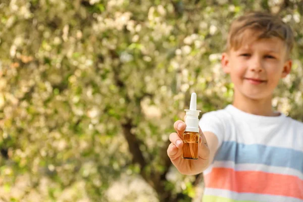 Pieni Poika Jolla Nenätipat Lähellä Kukkivaa Puuta Allergia Käsite — kuvapankkivalokuva