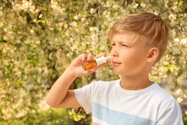 Kleiner Junge Mit Nasentropfen Der Nähe Blühender Bäume Allergiekonzept — Stockfoto