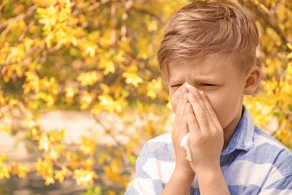 Niño Con Limpiaparabrisas Cerca Árbol Floreciente Concepto Alergia —  Fotos de Stock