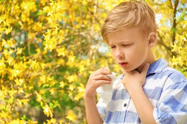 Niño Con Limpiaparabrisas Cerca Árbol Floreciente Concepto Alergia —  Fotos de Stock