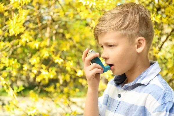Маленький Хлопчик Використовує Інгалятор Біля Квітучого Дерева Концепція Алергії — стокове фото