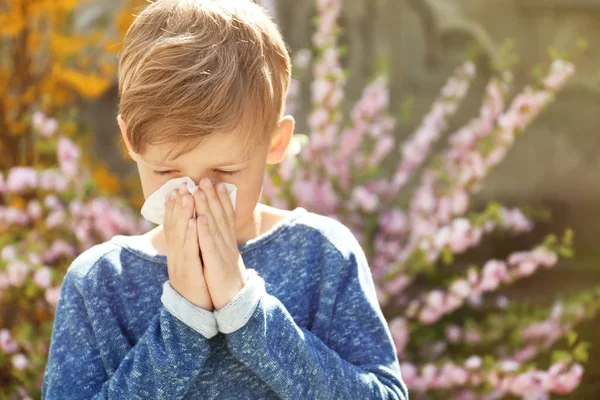 Anak Kecil Dengan Wiper Hidung Dekat Pohon Mekar Konsep Alergi — Stok Foto
