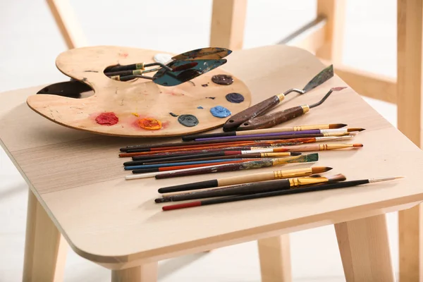 Pintura Facas Escovas Paleta Artista Profissional Cadeira Madeira — Fotografia de Stock