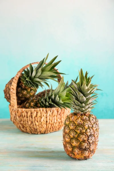 Deliciosas Piñas Sobre Mesa Madera Sobre Fondo Color — Foto de Stock