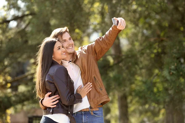 Jovem Lindo Casal Tomando Selfie Livre — Fotografia de Stock
