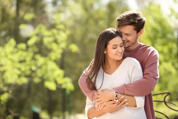 Pareja Joven Enamorada Aire Libre —  Fotos de Stock