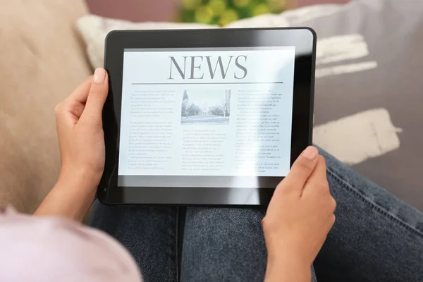 Γυναίκα Διαβάζει Ειδήσεις Στον Υπολογιστή Tablet Εσωτερικούς Χώρους — Φωτογραφία Αρχείου