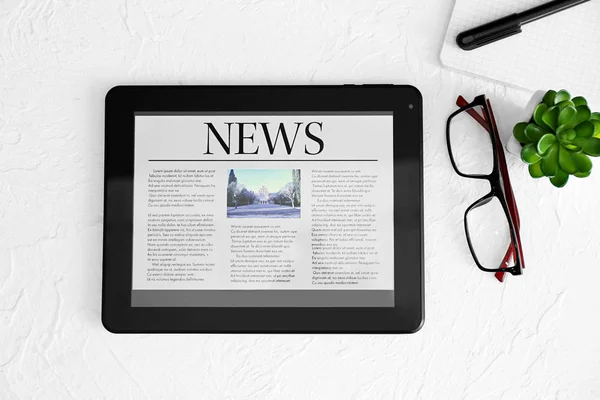 Tablet Computer News Screen White Background — Stock Photo, Image