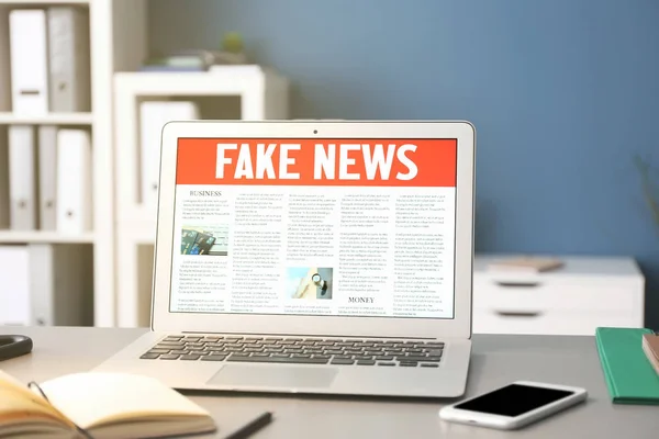 Workplace Laptop Fake News Screen — Stock Photo, Image