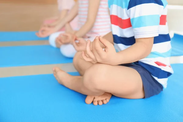 Niños Pequeños Practicando Yoga Interiores — Foto de Stock