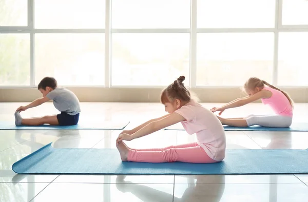 Bambini Piccoli Che Praticano Yoga Chiuso — Foto Stock