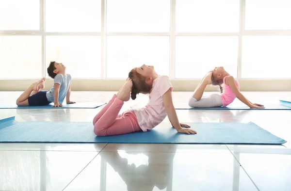 Bambini Piccoli Che Praticano Yoga Chiuso — Foto Stock