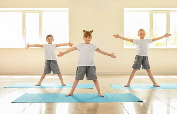 Bambini Piccoli Che Praticano Yoga Chiuso — Foto Stock