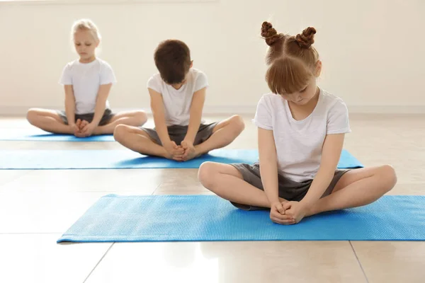 Niños Pequeños Practicando Yoga Interiores — Foto de Stock