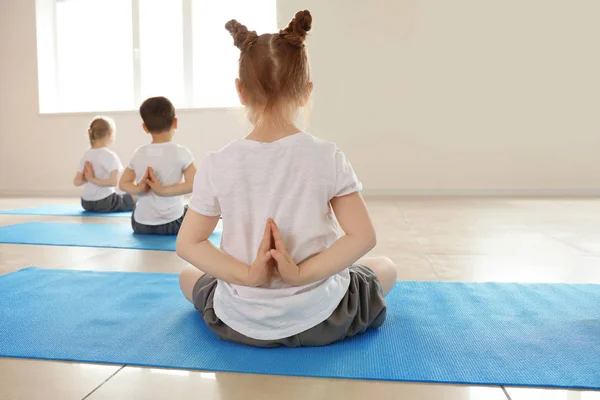 Niños Pequeños Practicando Yoga Interiores — Foto de Stock