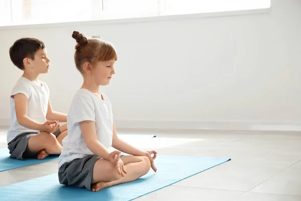 Niños Pequeños Practicando Yoga Interiores —  Fotos de Stock