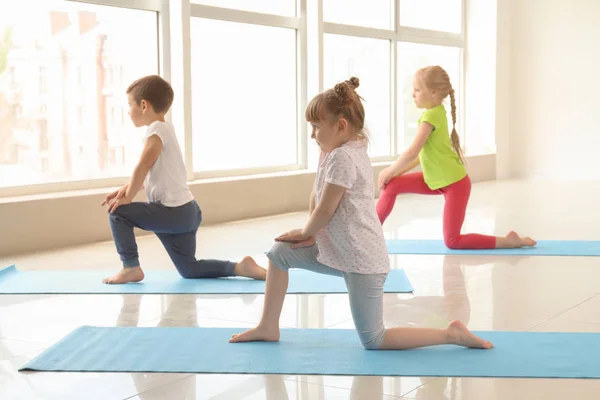 Niños Pequeños Practicando Yoga Interiores — Foto de Stock