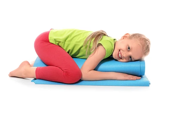 Kleines Mädchen Mit Yogamatte Auf Weißem Hintergrund — Stockfoto