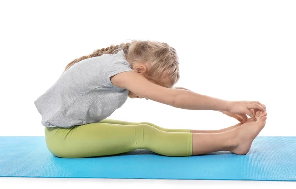 Gadis Kecil Berlatih Yoga Latar Belakang Putih — Stok Foto