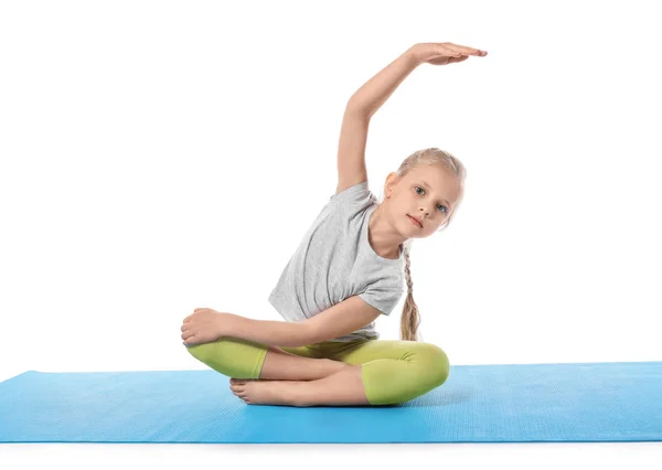 Kleines Mädchen Praktiziert Yoga Auf Weißem Hintergrund — Stockfoto